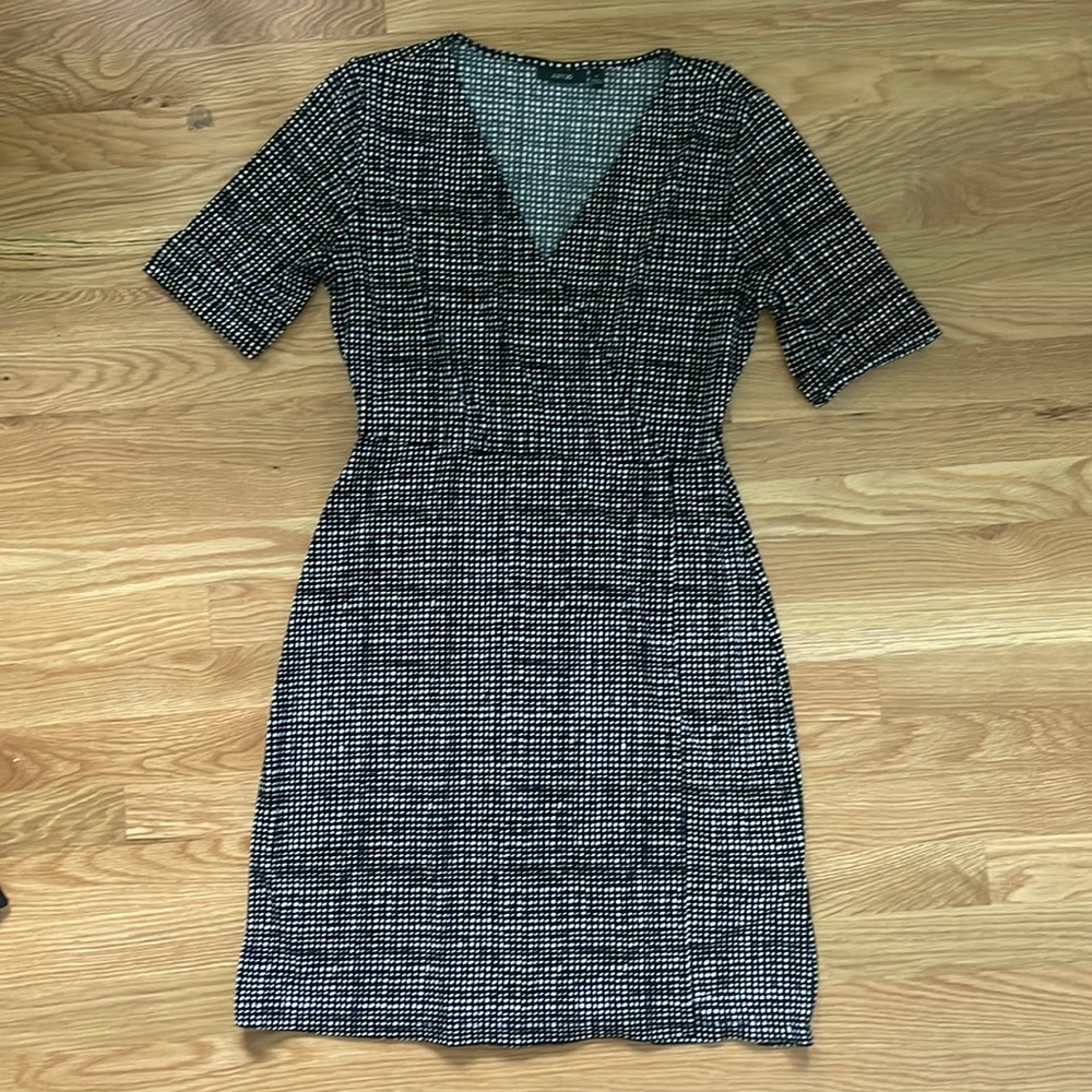 Black and white patterned, comfortable, size Medium Apt 9 dress.
